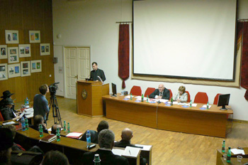 Олег Штульберг выступает с докладом