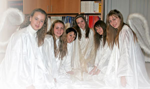 Участники молодежной группы в роли ангелов